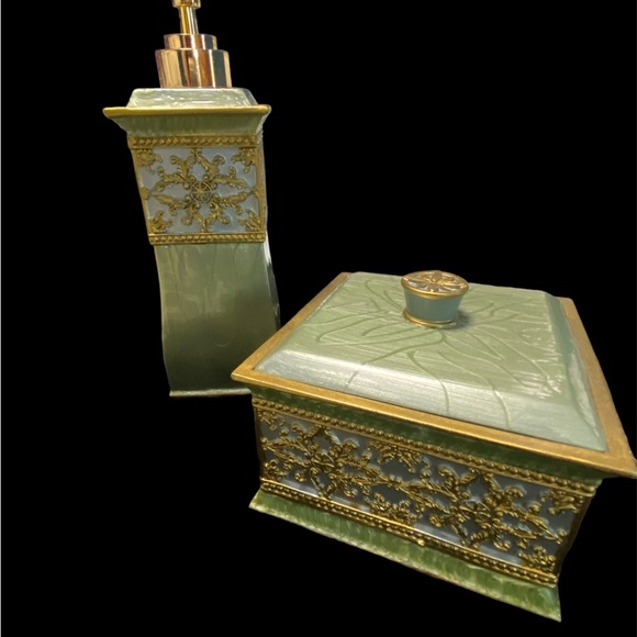 Placemats, napkins, trinket box, and soap/lotion dispenser 🌿 - Picture 5 of 15